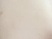 在房间内操鲜嫩多汁肉肉的小女友站在地上拍摄阴茎的进进出出