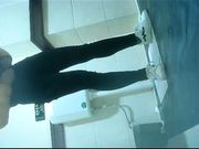 公共女厕偷拍烟瘾很大的少妇