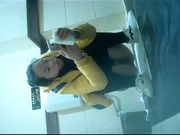 公共女厕偷拍烟瘾很大的少妇