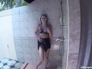 淋浴间淫荡少女吸大屌