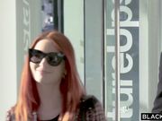 气质美女逛街累了让保镖干