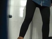 商场厕拍系列 皮裤妹子下面很干净