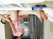 趁老婆上班偷偷到小姨子房间诱惑她还害羞操爽后主动配合