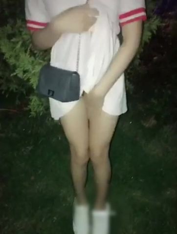 美女玩刺激与闺蜜在公园掰穴玩露出