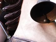 混血美女刘柔在别墅里骑马假鸡巴放在马背上插嫩逼