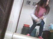 厕所偷拍 长腿黑丝女绝对是个风骚型