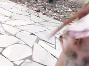 剧情演绎淫荡美女艺校生马上毕业了大街上被导演相中到公园试戏