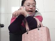 商场厕拍 萌妹子对着镜子搔首弄姿