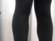 商场厕拍 小妹妹抹完还要抠一抠