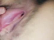 小美女床上慢慢脱掉衣服手指扣逼粉嫩逼逼很是诱惑喜欢不要错过