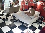 很能折腾的年轻情侣从浴室干到沙发