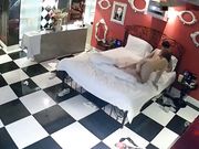 很能折腾的年轻情侣从浴室干到沙发