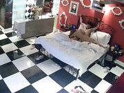 很能折腾的年轻情侣从浴室干到沙发