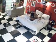 很能折腾的年轻情侣从浴室干到沙发