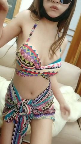 淫荡女主播风油精涂逼再用茄子自慰爽的喷尿这逼是啥感觉啊