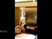 “好爽 喜欢被叔叔操”97年大一肥臀学生妹情趣女仆装啪啪无套内射呻吟特带感