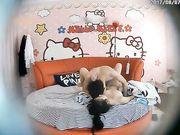 hello kitty主题房偷拍年轻貌美的长腿大胸小美女被猥琐男用尽全力各种动作狠狠的爆操