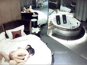 酒店偷拍娇小短发美女被男友压着操干出白浆