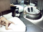 酒店偷拍娇小短发美女被男友压着操干出白浆