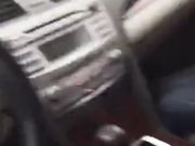 开车接漂亮情人直接在路边车震旁边还有个环卫大爷在打扫卫生