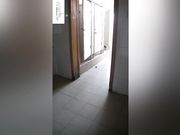 厕所跟拍 拍妹子脸的时候差点被发现