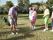 在草坪上与两个高尔夫女郎乱交