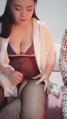 风骚韵味少妇穿着开档情趣丝袜和炮友啪啪