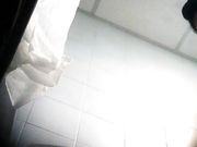 机场偷拍空姐专用女厕几个颜值不错的美女嘘嘘