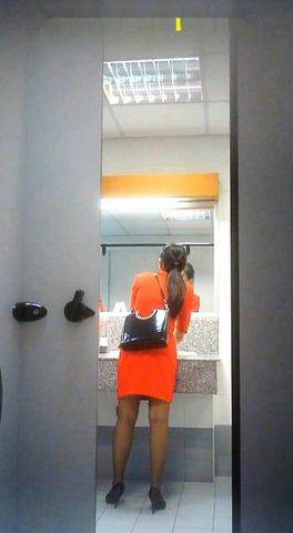 机场偷拍空姐专用女厕几个颜值不错的美女嘘嘘