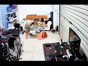 偷拍小两口打烊后关上门在门市里啪啪干的媳妇哇哇大叫