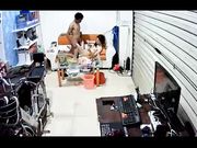 偷拍小两口打烊后关上门在门市里啪啪干的媳妇哇哇大叫