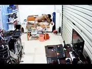 偷拍小两口打烊后关上门在门市里啪啪干的媳妇哇哇大叫