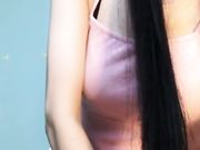 苗条长发美女褪去连衣裙全裸自摸淫液氾滥小炮机快速抽插骚穴自慰