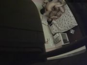 小旅馆服务员躲在透气窗上偷窥开房的情侣啪啪真刺激