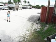 拖车场里大屌狂插辣妹的小粉穴钱不够都是要肉偿的