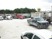 拖车场里大屌狂插辣妹的小粉穴钱不够都是要肉偿的