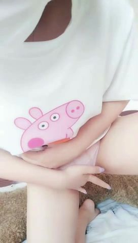 无毛骚浪一线天大肥逼道具疯狂抽插呻吟把自己搞的潮喷水真多