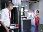 将精心打扮的自己作为一道大餐的风骚熟女