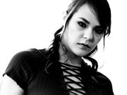 射在白嫩少妇粉红色的肥美鲍鱼之上