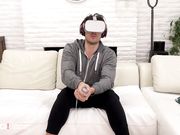 在玩虚拟现实游戏的男友身边让教练操的少女