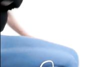 网友撩妹妹子很谨慎脱之前先探出窗看看对面是否有偷窥的