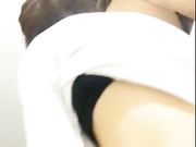 和女炮友看电影中途到厕所里用矿泉水洗完鸡巴后在里面干起来