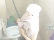 城中村出租屋偷拍附近的年轻打工妹洗澡