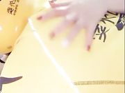 风骚美少妇悠悠勾引来送餐的外卖小哥要小哥给她舔逼