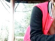 野外凉亭花了一百多块玩了个4P猛壮士轮操三女