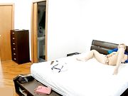 破解家庭探头偷拍妹子床上假鸡巴猛插小穴自慰