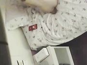 旅馆服务员躲在透气窗上偷窥开房的情侣啪啪