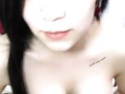 大奶骚气妹子透视情趣装黑色丝袜床上玻璃黄瓜按摩器自慰喷水