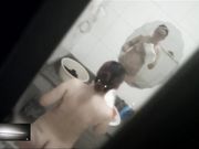 偷拍隔壁几个肌肤雪白的小姐姐洗澡