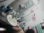 偷拍隔壁几个肌肤雪白的小姐姐洗澡